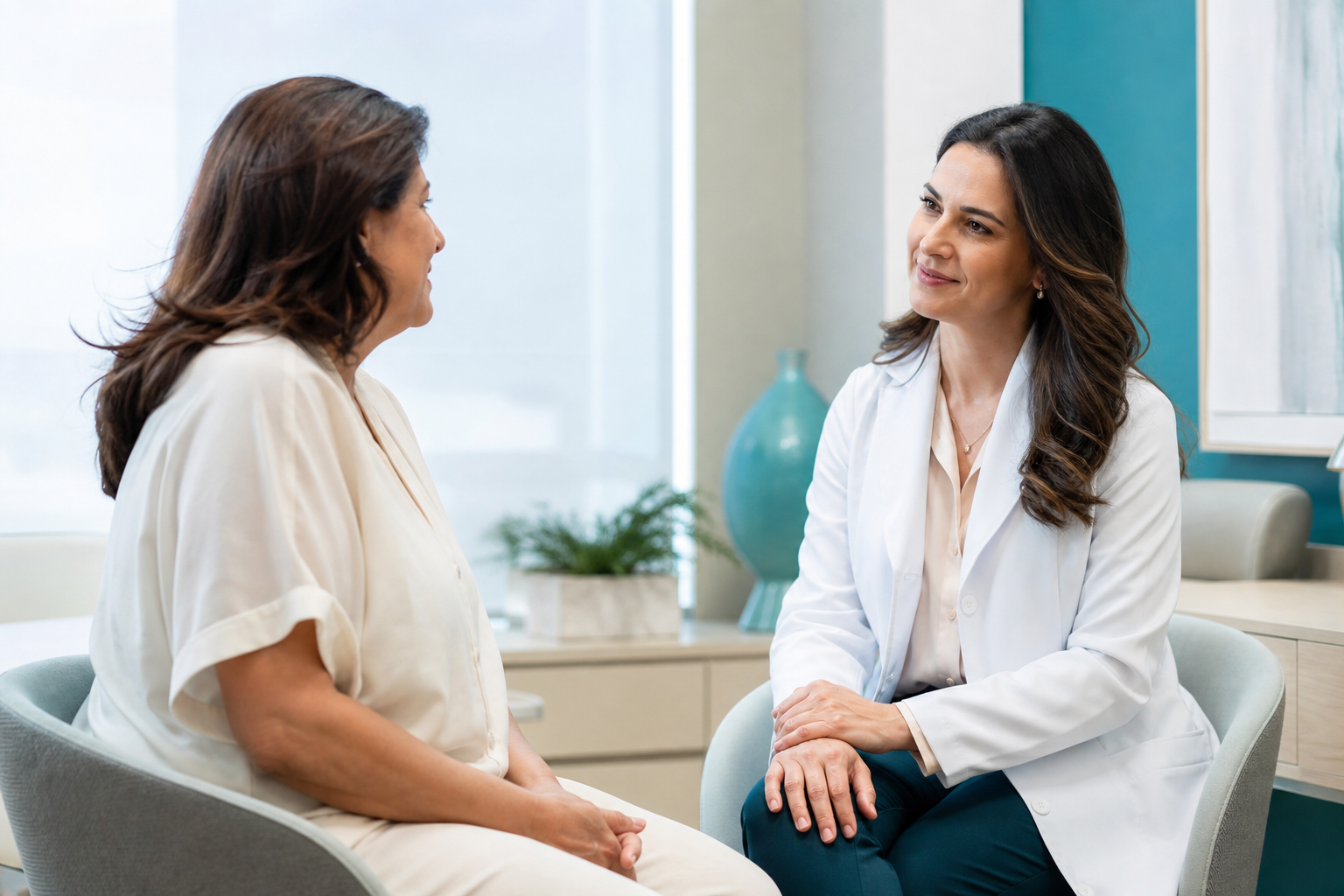 Médica acolhendo uma paciente